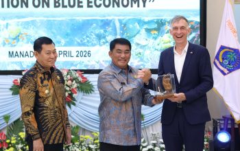 Gubernur Sulawesi Utara, Mayjen TNI (Purn) Yulius Selvanus, menyerahkan penghargaan simbolis dalam Conference on Blue Economy di Manado, sebagai wujud komitmen memperkuat kerja sama internasional untuk konservasi laut dan pengembangan ekonomi biru.