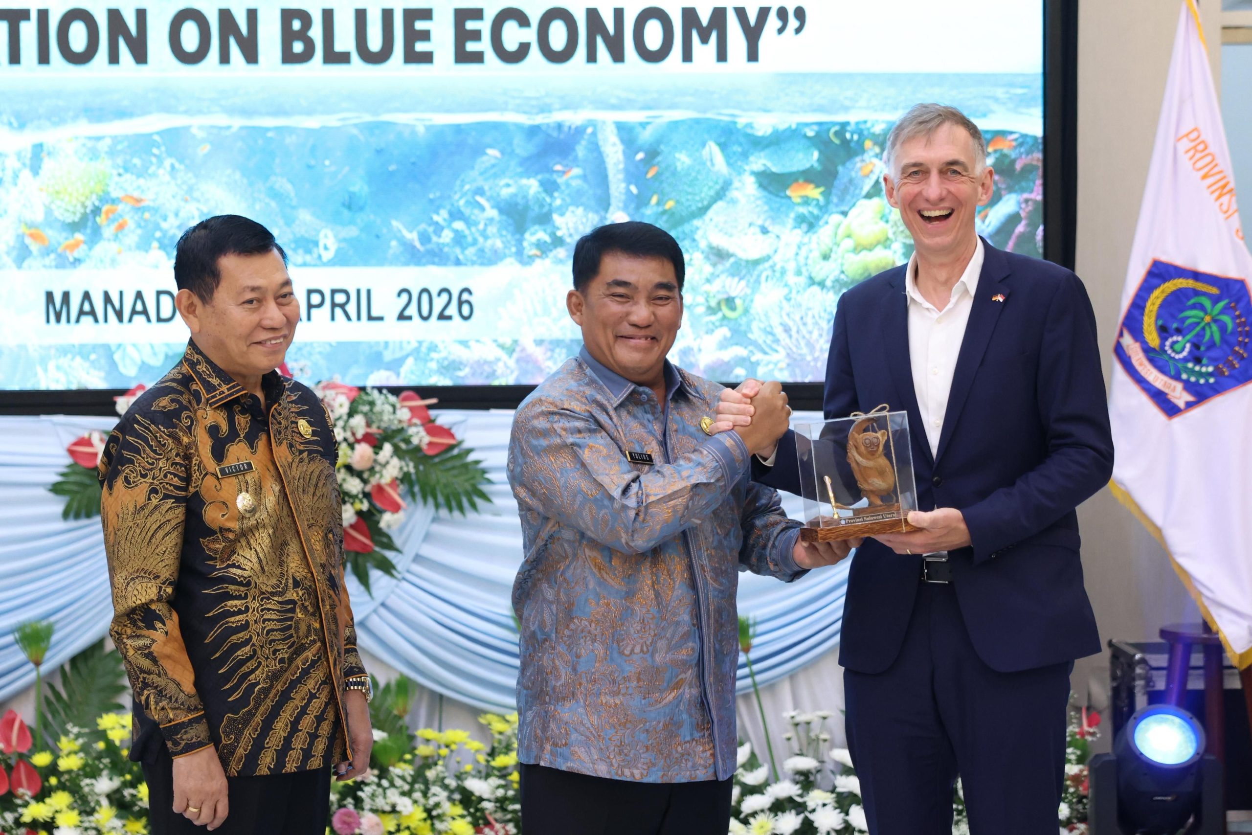 Gubernur Sulawesi Utara, Mayjen TNI (Purn) Yulius Selvanus, menyerahkan penghargaan simbolis dalam Conference on Blue Economy di Manado, sebagai wujud komitmen memperkuat kerja sama internasional untuk konservasi laut dan pengembangan ekonomi biru.