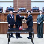 Gubernur Yulius Selvanus bersama pimpinan DPRD Sulut dalam Rapat Paripurna, menegaskan komitmen empat pilar pembangunan daerah: pelayanan dasar, tenaga kerja & lingkungan, kelautan dan pertanian, serta penunjang pemerintahan.