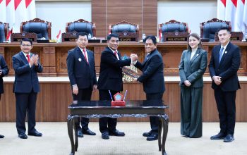 Gubernur Yulius Selvanus bersama pimpinan DPRD Sulut dalam Rapat Paripurna, menegaskan komitmen empat pilar pembangunan daerah: pelayanan dasar, tenaga kerja & lingkungan, kelautan dan pertanian, serta penunjang pemerintahan.