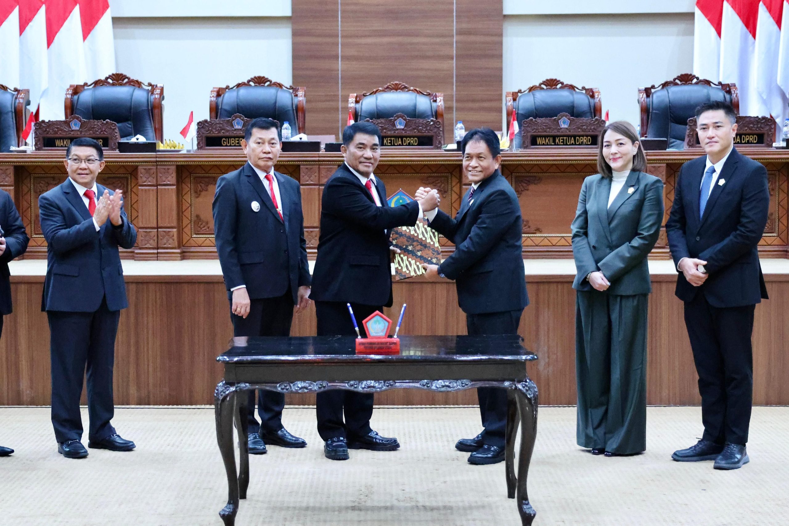 Gubernur Yulius Selvanus bersama pimpinan DPRD Sulut dalam Rapat Paripurna, menegaskan komitmen empat pilar pembangunan daerah: pelayanan dasar, tenaga kerja & lingkungan, kelautan dan pertanian, serta penunjang pemerintahan.