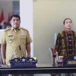 Gubernur Yulius Selvanus berdiri di samping Wakil Ketua Komisi VII DPR RI Rahayu Saraswati Djojohadikusumo saa kunjungan kerja reses di Wisma Negara Bumi Beringin, Manado, Senin (27/4/2026).