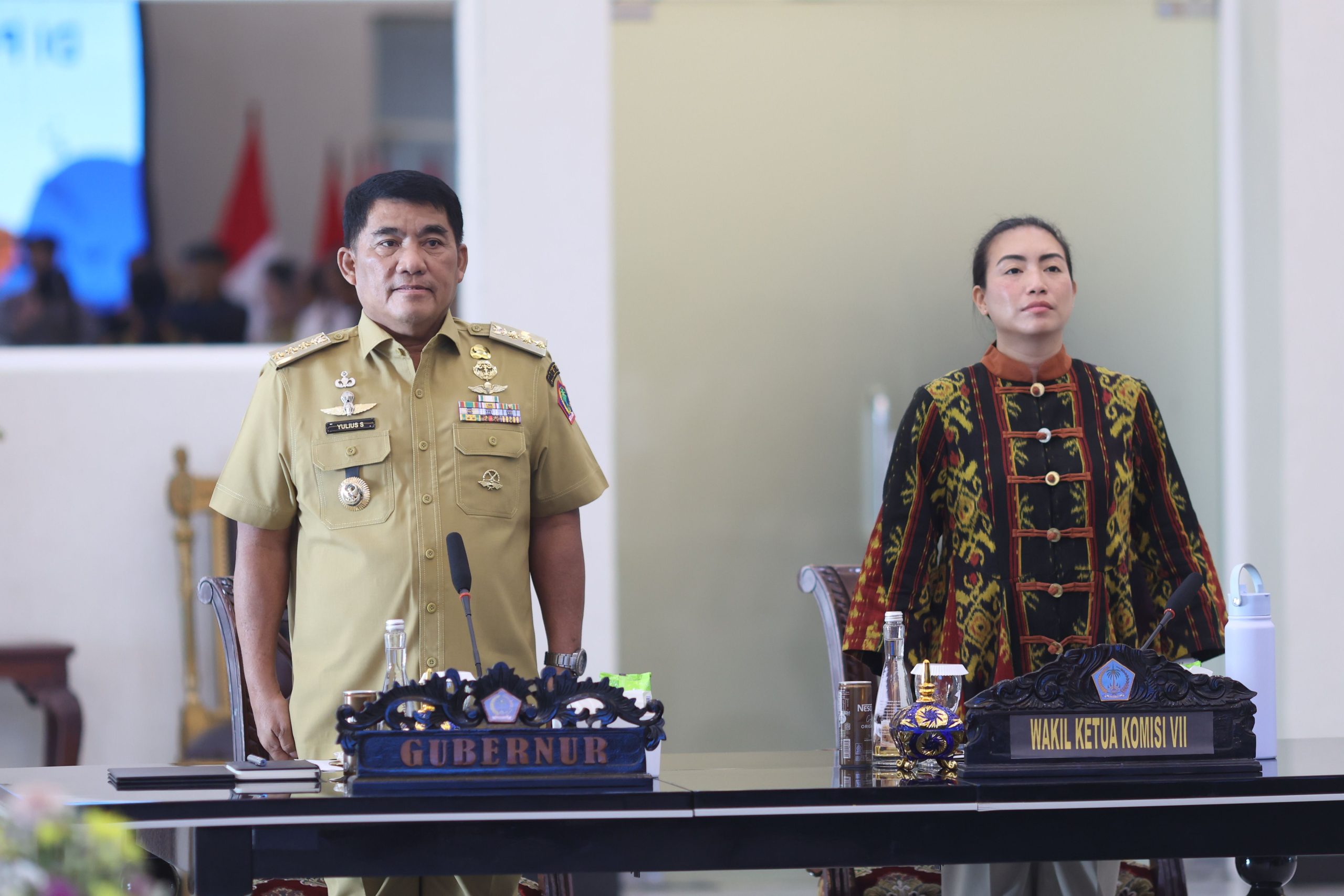 Gubernur Yulius Selvanus berdiri di samping Wakil Ketua Komisi VII DPR RI Rahayu Saraswati Djojohadikusumo saa kunjungan kerja reses di Wisma Negara Bumi Beringin, Manado, Senin (27/4/2026).