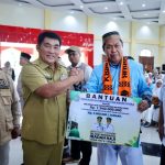 Gubernur Yulius Selvanus secara simbolis menyerahkan bantuan “Tali Kasih” Rp5 juta per jemaah haji Sulut, sebagai dukungan pemerintah daerah untuk kenyamanan ibadah di Tanah Suci.