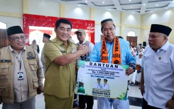 Gubernur Yulius Selvanus secara simbolis menyerahkan bantuan “Tali Kasih” Rp5 juta per jemaah haji Sulut, sebagai dukungan pemerintah daerah untuk kenyamanan ibadah di Tanah Suci.