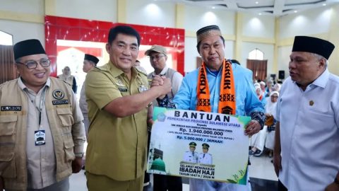 Lepas 394 Jemaah Haji, Gubernur Yulius Selvanus Beri Bantuan Tali Kasih