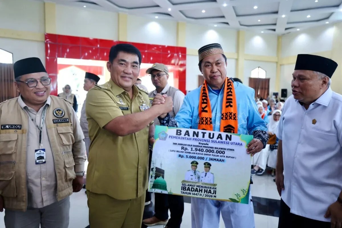 Gubernur Yulius Selvanus secara simbolis menyerahkan bantuan “Tali Kasih” Rp5 juta per jemaah haji Sulut, sebagai dukungan pemerintah daerah untuk kenyamanan ibadah di Tanah Suci.