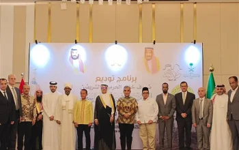 Raja Salman Undang 42 Tokoh Indonesia Haji Gratis, Komitmen Tingkatkan Layanan Fast Track 3 Duta Besar Arab Saudi untuk Indonesia, Faisal Abdullah H. Amodi (tengah) pada acara pelepasan para calon haji Indonesia di Jakarta, Selasa (19/5/2026). (ANTARA FOTO/Asri Mayang Sari)