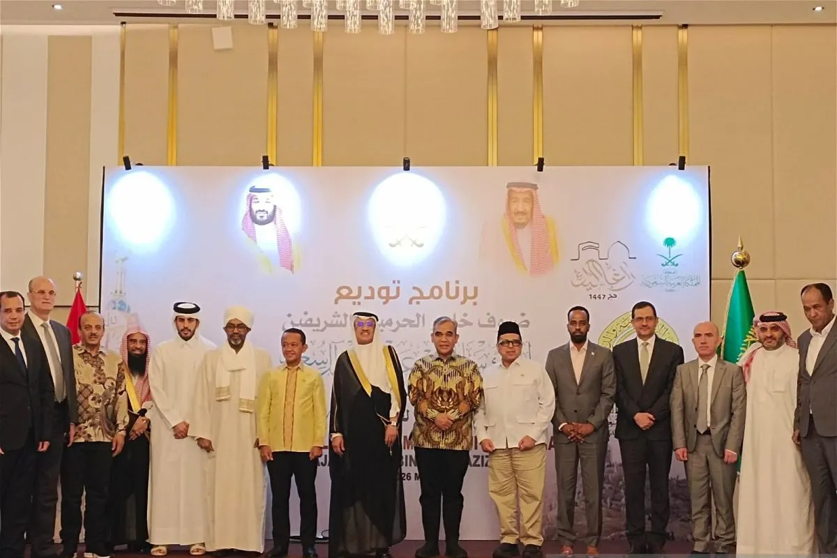 Duta Besar Arab Saudi untuk Indonesia, Faisal Abdullah H. Amodi (tengah) pada acara pelepasan para calon haji Indonesia di Jakarta, Selasa (19/5/2026). (ANTARA FOTO/Asri Mayang Sari)