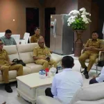 Sekprov Sulut Tahlis Gallang (kanan) saat menerima kunjungan Kepala BPS Sulut Dr. Watekhi (kiri) guna membahas persiapan Sensus Ekonomi 2026 di Manado, Selasa (5/5/2026). Sumber: Dok. Humas Pemprov Sulut