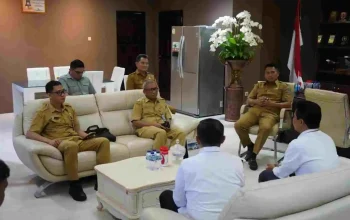 Sekprov Sulut Tahlis Gallang (kanan) saat menerima kunjungan Kepala BPS Sulut Dr. Watekhi (kiri) guna membahas persiapan Sensus Ekonomi 2026 di Manado, Selasa (5/5/2026). Sumber: Dok. Humas Pemprov Sulut