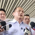 Kepala Pusat Penerangan Hukum (Kapuspenkum) Kejagung Anang Supriatna (tengah) memberikan keterangan pers di Gedung Kejaksaan Agung, Jakarta, Selasa (12/5/2026). ANTARA/Nadia Putri Rahmani