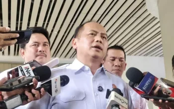 Kepala Pusat Penerangan Hukum (Kapuspenkum) Kejagung Anang Supriatna (tengah) memberikan keterangan pers di Gedung Kejaksaan Agung, Jakarta, Selasa (12/5/2026). ANTARA/Nadia Putri Rahmani