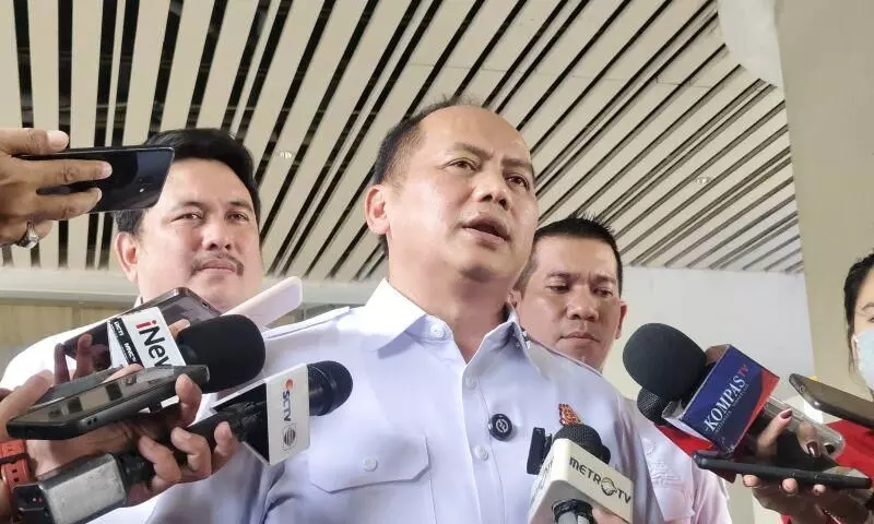 Kepala Pusat Penerangan Hukum (Kapuspenkum) Kejagung Anang Supriatna (tengah) memberikan keterangan pers di Gedung Kejaksaan Agung, Jakarta, Selasa (12/5/2026). ANTARA/Nadia Putri Rahmani