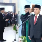Gubernur Yulius Selvanus Komaling melantik Tahlis Gallang sebagai Sekdaprov Sulut definitif di Aula Mapalus, Senin (4/5/2026).
