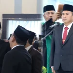 Bupati Iskandar Kamaru saat memberikan ucapan selamat kepada Tahlis Gallang yang baru saja dilantik sebagai Sekdaprov Sulut di Ruang Mapalus, Kantor Gubernur, Manado, Senin (4/5/2026). Kehadiran Bupati Iskandar menegaskan komitmen Pemkab Bolsel dalam memperkuat sinergi birokrasi demi pelayanan masyarakat yang lebih baik.