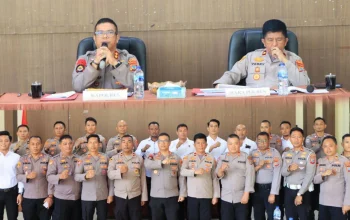 Kapolres Boltim AKBP Golfried Hasiholan, S.H., M.Si., saat memberikan arahan dalam kegiatan Pembinaan dan Analisa Evaluasi (Anev) di Aula Sanika Satyawada, Senin (4/5/2026).