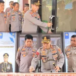 Kapolres Boltim AKBP Golfried Hasiholan Pakpahan menandatangani prasasti peresmian Rumah Dinas dan Rusun modern Polres Boltim di Tutuyan, Selasa (12/5/2026).