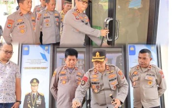Kapolres Boltim AKBP Golfried Hasiholan Pakpahan menandatangani prasasti peresmian Rumah Dinas dan Rusun modern Polres Boltim di Tutuyan, Selasa (12/5/2026).
