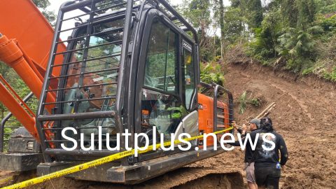 Petugas kepolisian memasang garis polisi pada salah satu ekskavator oranye yang digunakan untuk mengeruk material emas secara ilegal di Desa Bukaka. Sumber: Humas Polres Boltim