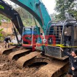Personel Polres Boltim menyegel salah satu dari 10 unit alat berat yang ditemukan di lokasi tambang ilegal Garini, Selasa (12/5/2026). Sumber: Humas Polres Boltim