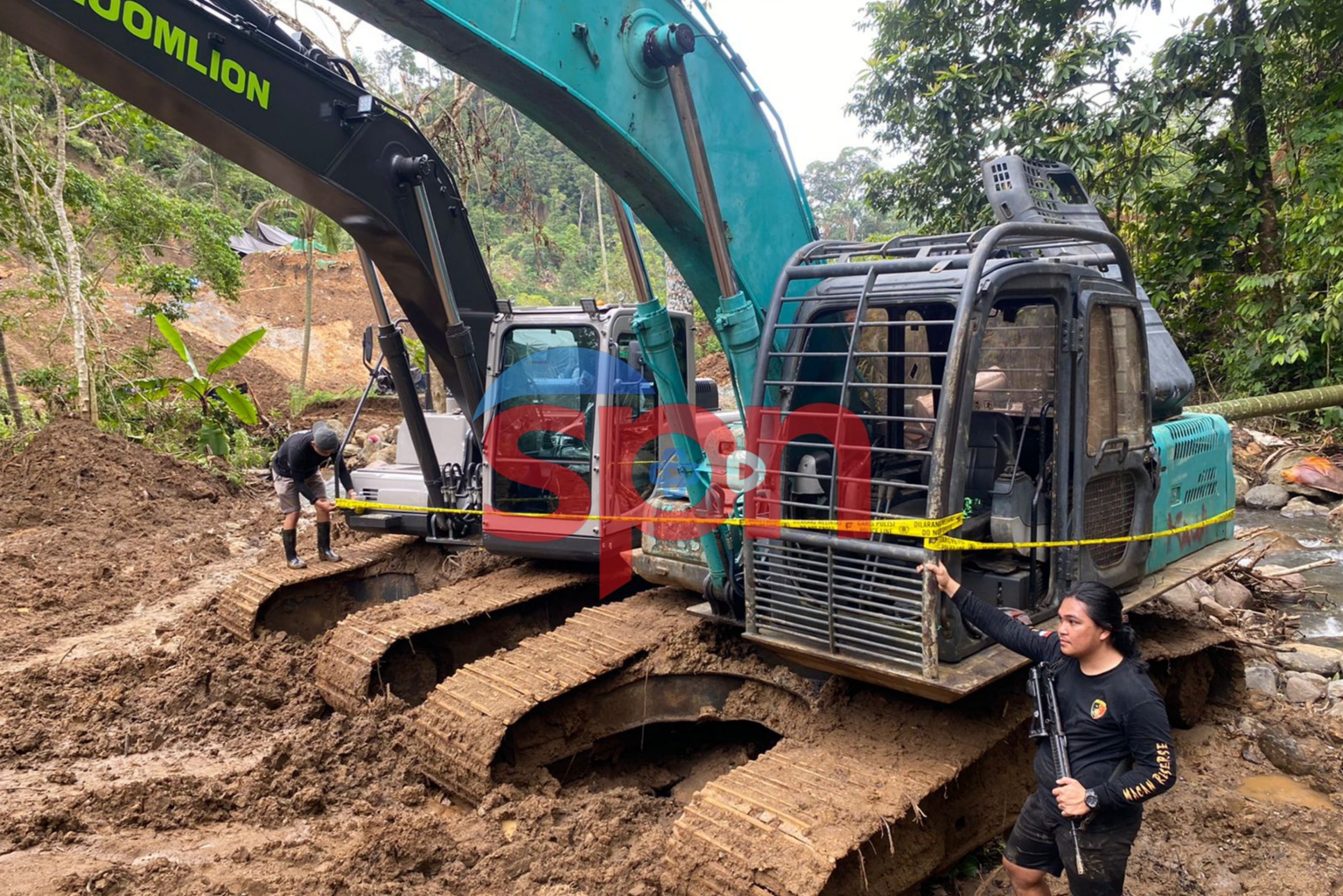 Personel Polres Boltim menyegel salah satu dari 10 unit alat berat yang ditemukan di lokasi tambang ilegal Garini, Selasa (12/5/2026). Sumber: Humas Polres Boltim