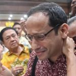 Terdakwa kasus dugaan korupsi pengadaan Chromebook dan Chrome Device Management (CDM) dalam program digitalisasi pendidikan di Kemendikbudristek Nadiem Makarim (kanan) memeluk istrinya Franka Franklin Makarim (kiri) seusai mengikuti sidang tuntutan di Pengadilan Tipikor, Jakarta, Rabu (13/5/). (ANTARA FOTO/M Risyal Hidayat/nym.)
