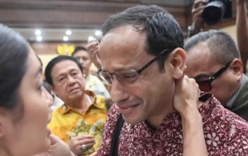 Terdakwa kasus dugaan korupsi pengadaan Chromebook dan Chrome Device Management (CDM) dalam program digitalisasi pendidikan di Kemendikbudristek Nadiem Makarim (kanan) memeluk istrinya Franka Franklin Makarim (kiri) seusai mengikuti sidang tuntutan di Pengadilan Tipikor, Jakarta, Rabu (13/5/). (ANTARA FOTO/M Risyal Hidayat/nym.)
