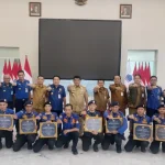Gubernur Yulius Selvanus foto bersama dengan 11 personel Damkar Kota Manado di Wisma Negara Bumi Beringin, Senin (18/5/2026). (Foto: Dok. Humas Pemprov Sulut)