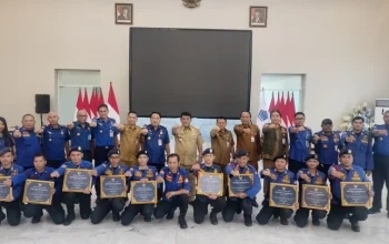 Gubernur Yulius Selvanus foto bersama dengan 11 personel Damkar Kota Manado di Wisma Negara Bumi Beringin, Senin (18/5/2026). (Foto: Dok. Humas Pemprov Sulut)