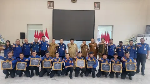 Aksi Heroik Damkar di Mega Mall Diganjar Penghargaan Khusus Gubernur Yulius Selvanus