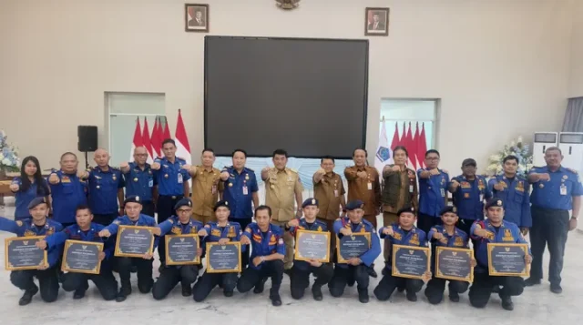 Aksi Heroik Damkar di Mega Mall Diganjar Penghargaan Khusus Gubernur Yulius Selvanus