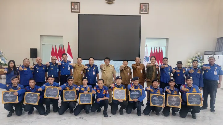 Gubernur Yulius Selvanus foto bersama dengan 11 personel Damkar Kota Manado di Wisma Negara Bumi Beringin, Senin (18/5/2026). (Foto: Dok. Humas Pemprov Sulut)
