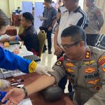 Petugas medis Biddokes Polda Sulut melakukan pengambilan sampel darah kepada Kapolres Boltim, AKBP Golfried Hasiholan Pakpahan dalam rangka Pemeriksaan Kesehatan Berkala (Rikkesla) Tahun Anggaran 2026. Foto: Humas Polres Boltim