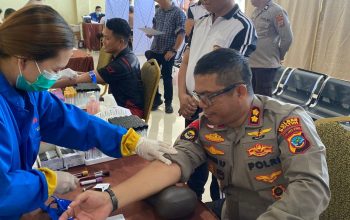Petugas medis Biddokes Polda Sulut melakukan pengambilan sampel darah kepada Kapolres Boltim, AKBP Golfried Hasiholan Pakpahan dalam rangka Pemeriksaan Kesehatan Berkala (Rikkesla) Tahun Anggaran 2026. Foto: Humas Polres Boltim