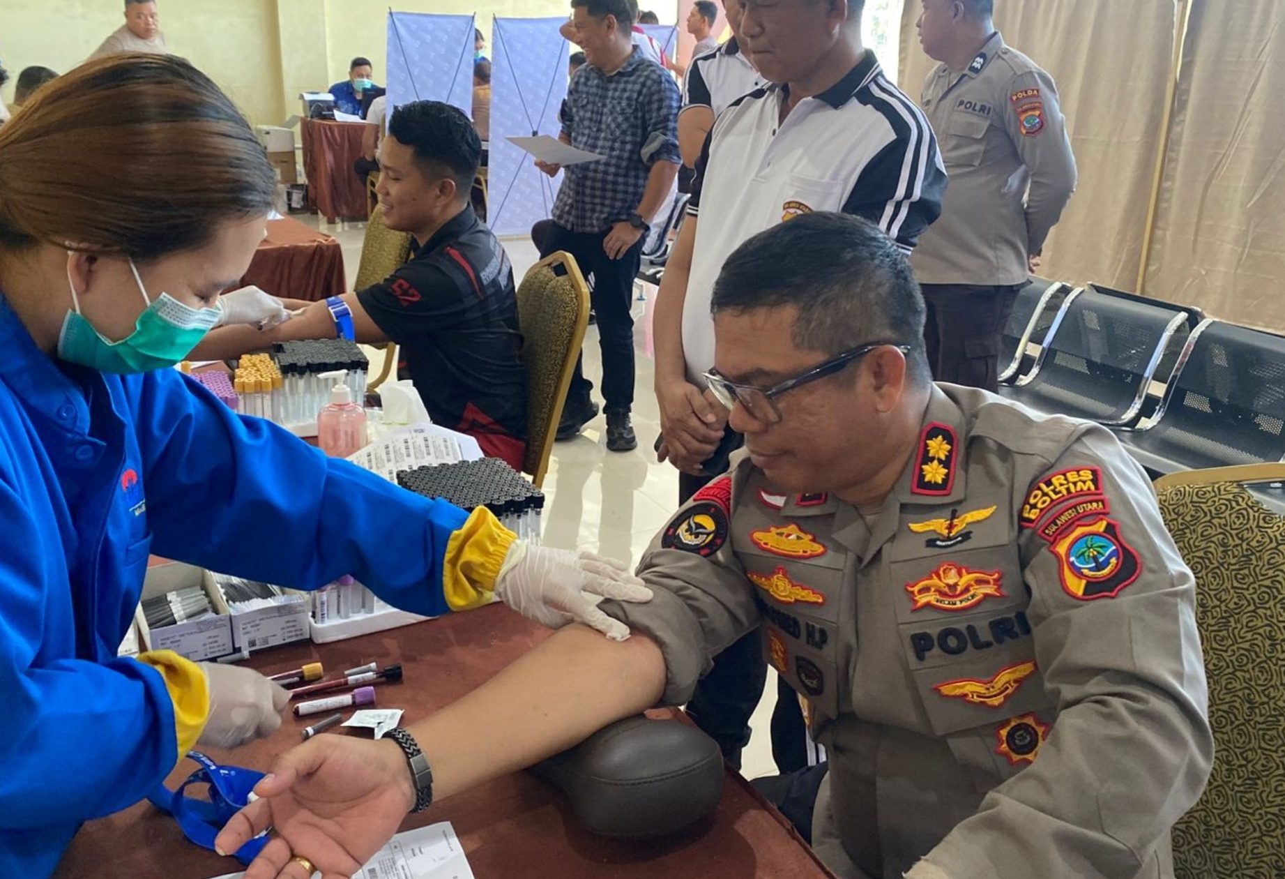 Petugas medis Biddokes Polda Sulut melakukan pengambilan sampel darah kepada Kapolres Boltim, AKBP Golfried Hasiholan Pakpahan dalam rangka Pemeriksaan Kesehatan Berkala (Rikkesla) Tahun Anggaran 2026. Foto: Humas Polres Boltim