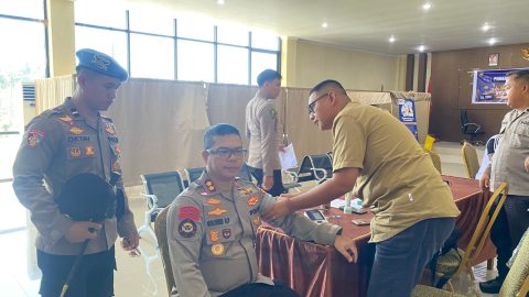 Petugas medis Biddokes Polda Sulut melakukan pengambilan sampel darah kepada Kapolres Boltim, AKBP Golfried Hasiholan Pakpahan dalam rangka Pemeriksaan Kesehatan Berkala (Rikkesla) Tahun Anggaran 2026. Foto: Humas Polres Boltim