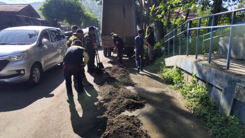 Gerak Cepat: Dinas PUPR Kotamobagu Bersihkan Endapan Jalan GOR Ambang