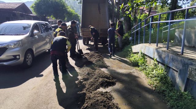 Gerak Cepat: Dinas PUPR Kotamobagu Bersihkan Endapan Jalan GOR Ambang