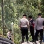 Aparat melakukan peninjauan di lokasi aktivitas PETI Bakan, menegaskan pentingnya penertiban demi keselamatan penambang dan lingkungan sekitar.