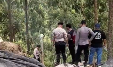 Aparat melakukan peninjauan di lokasi aktivitas PETI Bakan, menegaskan pentingnya penertiban demi keselamatan penambang dan lingkungan sekitar.