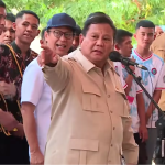 Presiden Prabowo Subianto saat berdialog dengan warga di Pulau Miangas. Kunjungan ini menegaskan posisi Miangas bukan sebagai "halaman belakang", melainkan "teras depan" Indonesia.