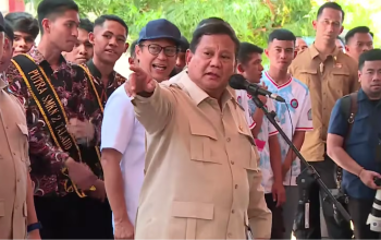 Presiden Prabowo Subianto saat berdialog dengan warga di Pulau Miangas. Kunjungan ini menegaskan posisi Miangas bukan sebagai "halaman belakang", melainkan "teras depan" Indonesia.