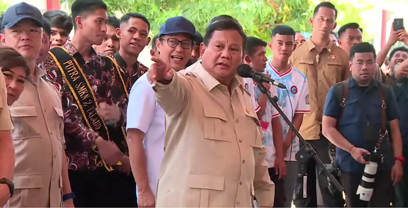 Presiden Prabowo Subianto saat berdialog dengan warga di Pulau Miangas. Kunjungan ini menegaskan posisi Miangas bukan sebagai "halaman belakang", melainkan "teras depan" Indonesia.