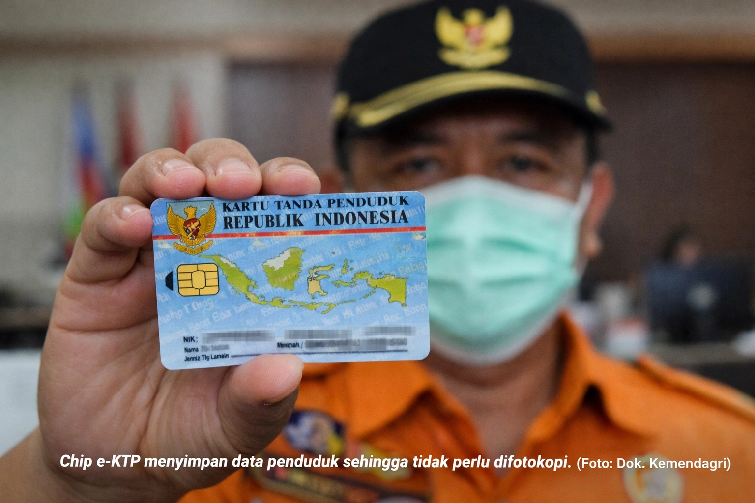 Petugas Dukcapil menunjukkan e-KTP dengan chip elektronik.