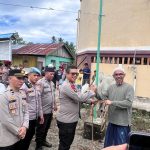Kapolres Boltim, AKBP Golfried Hasiholan Pakpahan menyerahkan secara simbolis tali pengikat sapi kurban kepada Habib Umar Bin Assagaf di Kecamatan Nuangan, disaksikan jajaran PJU Polres Boltim dan tokoh masyarakat di Hari Raya Idul Adha 1447 H, Rabu (27/5/2026).
