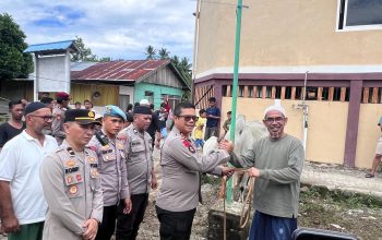 Kapolres Boltim, AKBP Golfried Hasiholan Pakpahan menyerahkan secara simbolis tali pengikat sapi kurban kepada Habib Umar Bin Assagaf di Kecamatan Nuangan, disaksikan jajaran PJU Polres Boltim dan tokoh masyarakat di Hari Raya Idul Adha 1447 H, Rabu (27/5/2026).