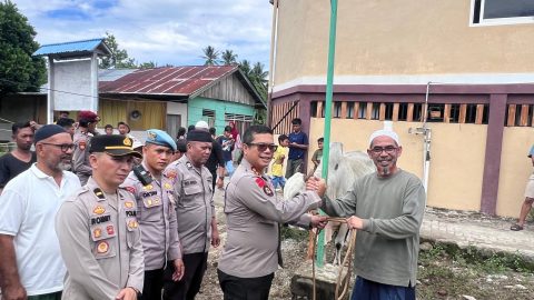 Idul Adha 1447 H: Kapolres Boltim Serahkan Sapi Kurban ke Habib Umar di Nuangan