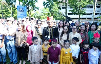 Gubernur Yulius Selvanus bersama jajaran Forkopimda, tenaga pendidik, dan siswa saat peringatan Hari Pendidikan Nasional 2026 di Manado, Sabtu (2/5). Momentum ini menegaskan komitmen Sulut dalam mendorong strategi Deep Learning dan peningkatan kualitas guru. (Sumber: Humas Pemprov Sulut)