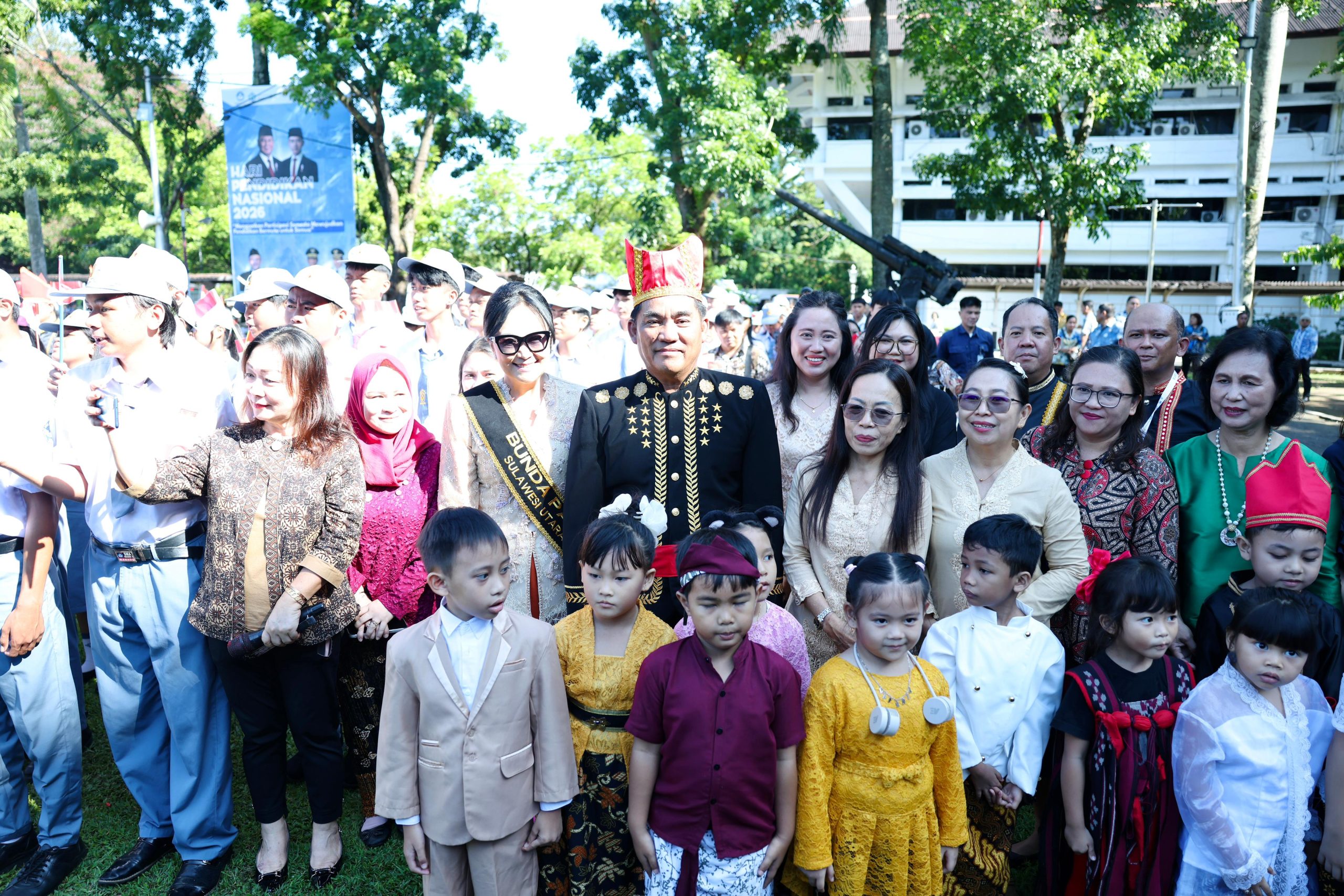 Gubernur Yulius Selvanus bersama jajaran Forkopimda, tenaga pendidik, dan siswa saat peringatan Hari Pendidikan Nasional 2026 di Manado, Sabtu (2/5). Momentum ini menegaskan komitmen Sulut dalam mendorong strategi Deep Learning dan peningkatan kualitas guru. (Sumber: Humas Pemprov Sulut)